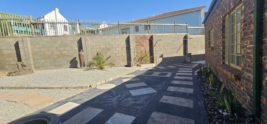 5 Bedroom Property for Sale in Middedorp Western Cape